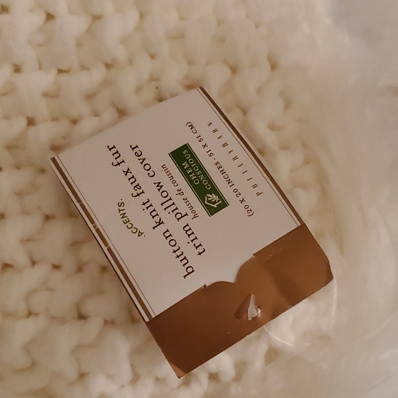 ❤️ POTTERY BARN Set of 2 Button Knit Fur Trim Pillow Covers ❤️ - Picture 8 of 15